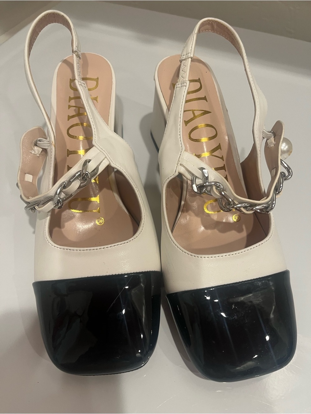 DIAOYILU White and Black Two-Tone wSlingback Pumps with Chain Accent